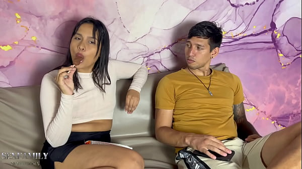 Dos hermanastros calientes follan luego de cenar con sus padrastros.