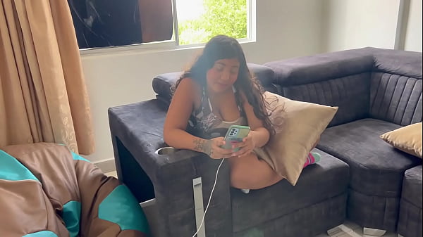 Desvisto a mi timida hermanastra para chuparle sus grandes pechos y echarle mi leche ahí.