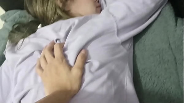 Mi hermanastra menor sufre una decepción amorosa y yo la consuelo con una rica cogida. H.L.