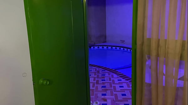 Mi timida hermanastra se duerme en mi alcoba y yo aprovecho para cogerla duro y echarle mi crema en su boca.