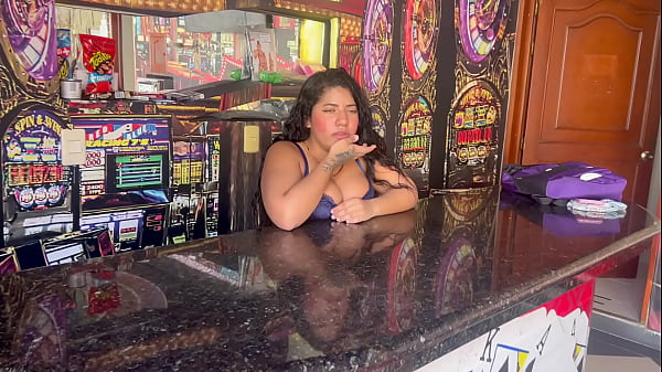 Seduzco a empleada de servicio de billar y me le termino comiendo ese rico coño y le echo mi leche.