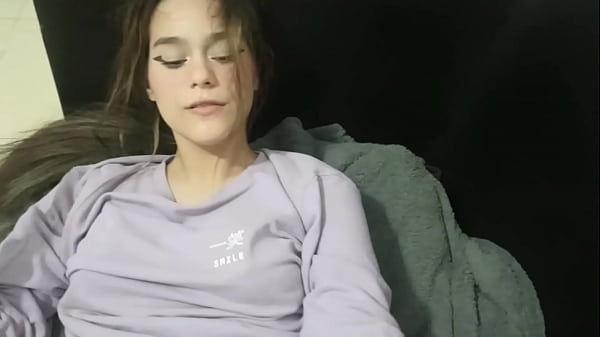 Le quito la virginidad a mi pequeño hermanastro mientras no hay nadie en casa.