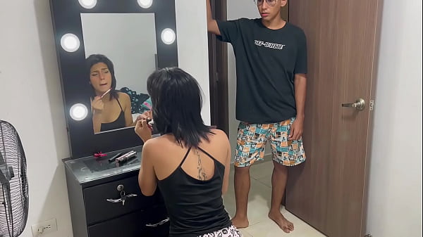 Me follo por el culo a mi hermanastra a cambio de dejarla salir con su nuevo novio. H.L.