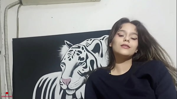 Mi pequeña hermanastra me pide que compartamos cama porque tiene miedo y yo aprovecho para follarla duro y correrme en su estrecho coño. H.L.