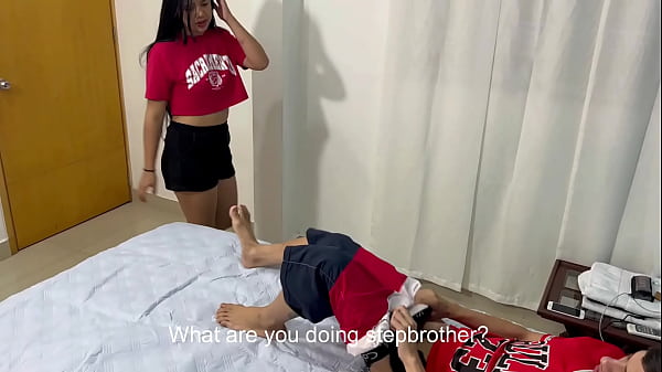 Mi tímida hermanastra me sorprende masturbándome con su ropa interior y me la follo duro hasta correrme en su culo.