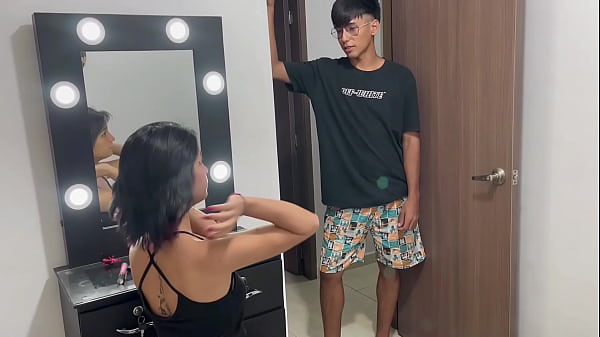 Mi tímida hermanastra me sorprende masturbandome y se antoja de que la folle muy duro hasta hacerla correrse. Me corro encima de ella. H.L.