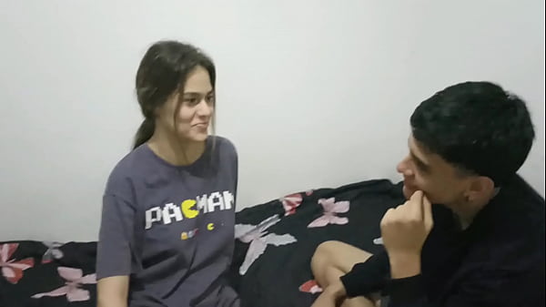 le quito la virginidad a mi pequeña hermanastra y me le vengo adentro de su coño