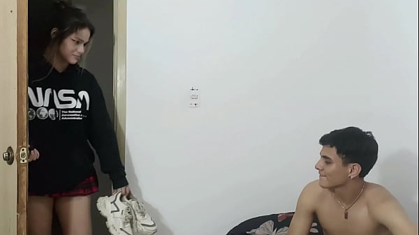 mi pequeña hermanastra llega tarde después de una fiesta y como castigo la follo duro hasta venirme en su culo.