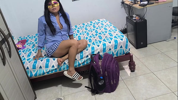 制服を着た女性が義母の家から物を盗んでいたのを現行犯で捕まえた！彼女は私にセックスをさせてくれたけど、私は許したわ。