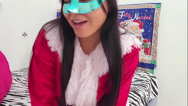 Madrastra cachonda y su hijastro tienen sexo duro en Navidad – Termina en anal (Avance)